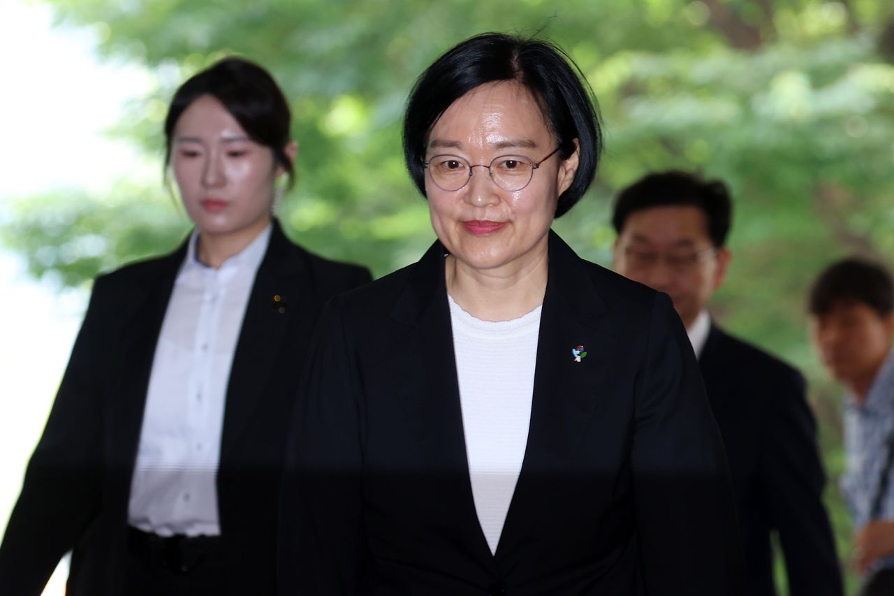 한성숙 신임 국무총리가 1일 서울 종로구 정부서울청사에 첫 등청하고 있다.뉴스1