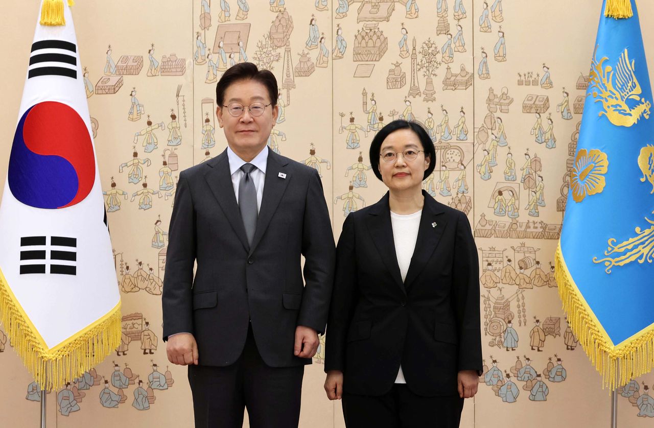 이재명 대통령이 1일 오전 청와대에서 한성숙 국무총리에게 임명장을 수여한 뒤 기념사진을 촬영하고 있다. 청와대사진기자단