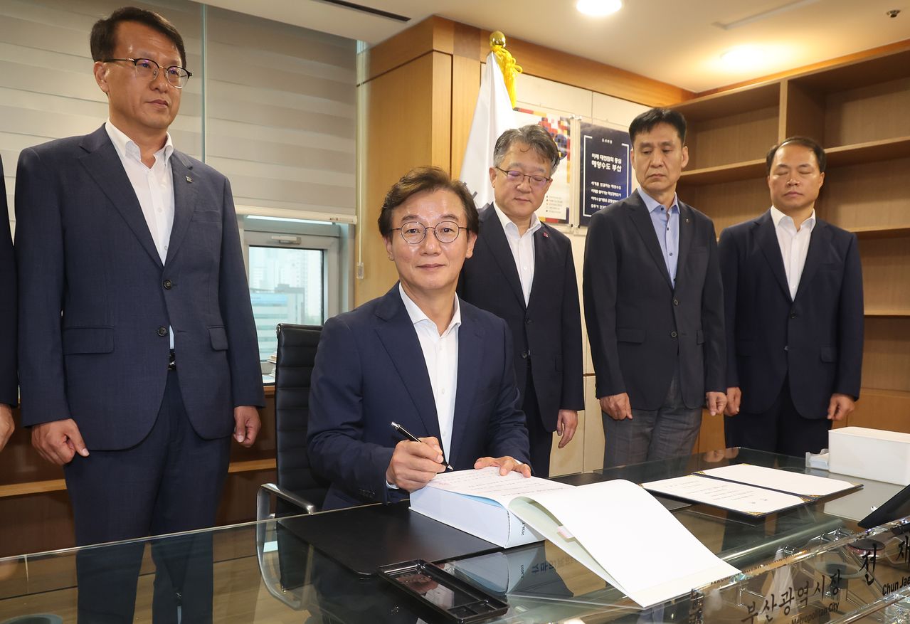 전재수 부산시장이 1일 시청 집무실에서 선서 후 인수인계서 결제를 하고 있다. 송봉근 객원기자