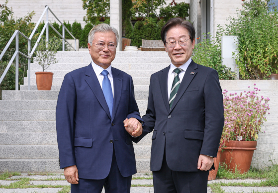 2024년 9월 8일 당시 이재명 더불어민주당 대표가 경남 양산시 하북면 평산마을에서 문재인 전 대통령과 기념촬영을 하고 있다. 사진 더불어민주당 