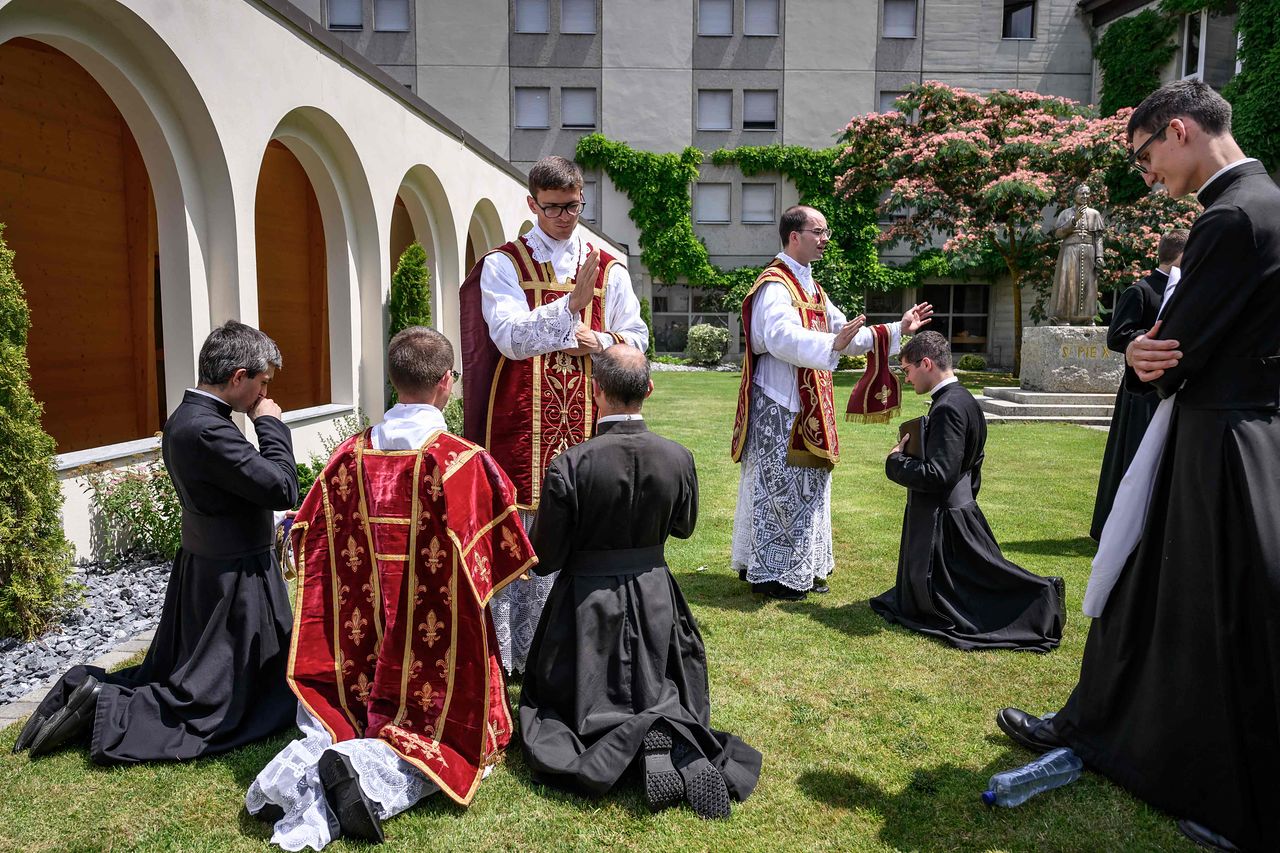 지난달 29일 스위스 에콘 신학교 인근에서 성 비오 10세회(SSPX)의 서품식이 끝난 후 사제들이 새로 서품된 사제들로부터 축복을 받고 있는 모습. AFP=연합뉴스