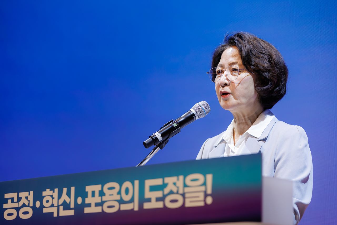 1일 오전 수원특례시 경기도청 다산홀에서 진행된 제37대 경기도지사 취임식에서 추미애 경기도지사가 취임사를 하고 있다. 경기도