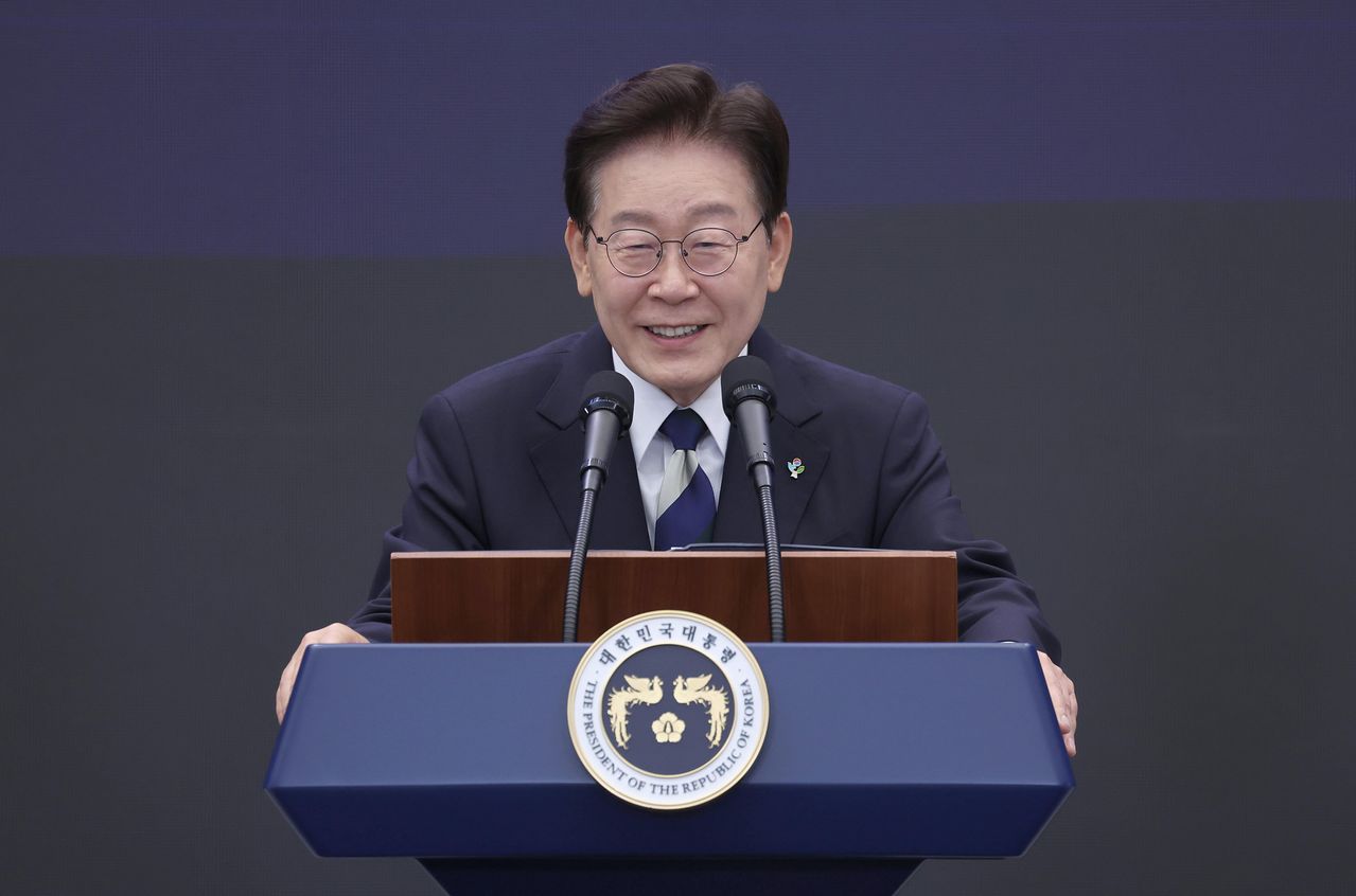 이재명 대통령이 30일 광주 서구 김대중컨벤션센터에서 열린 서남권 첨단산업 발전비전 국민보고회에서 축사를 하고 있다. 청와대사진기자단 