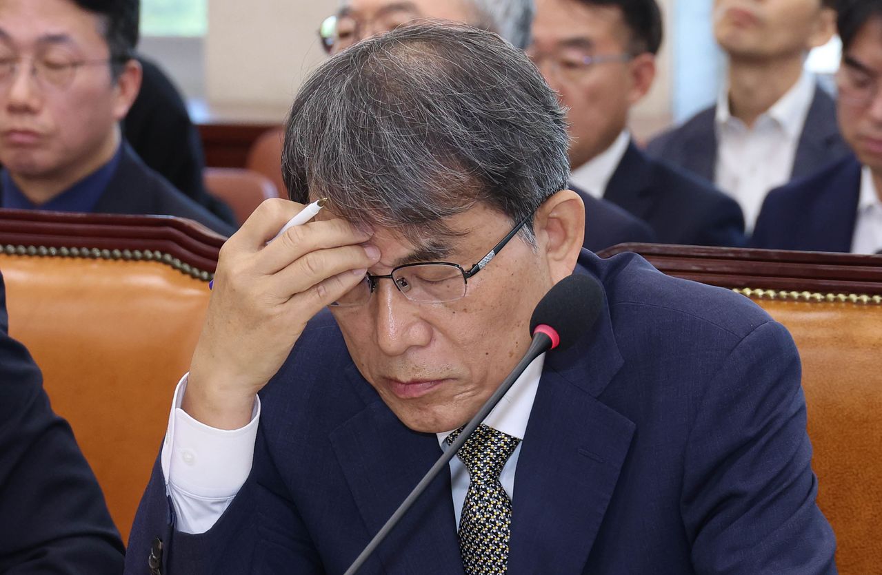 노태악 전 선관위원장이 지난 23일 국회에서 열린 전국동시지방선거 투표용지 부족 사태 등 국민 참정권 침해 진상규명 및 선거관리 개혁을 위한 국정조사 특별위원회 전체회의에서 생각에 잠겨있다. 임현동 기자