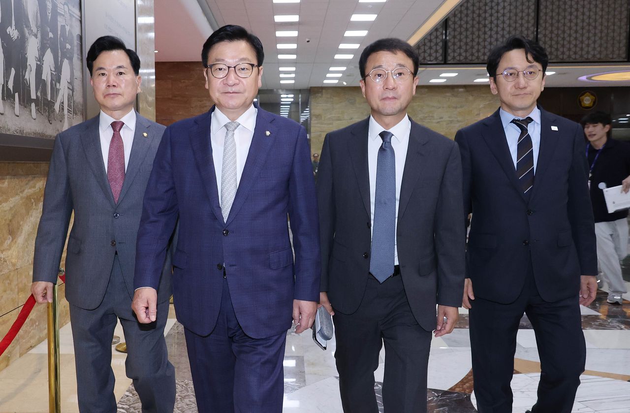 한병도 더불어민주당 원내대표와 정점식 국민의힘 원내대표가 6월 30일 후반기 국회 원 구성과 관련해 협상하기 위해 이동하고 있다. 오른쪽부터 더불어민주당 천준호 운영수석부대표, 한 원내대표, 국민의힘 정 원내대표, 김승수 원내운영수석부대표. 임현동 기자. 