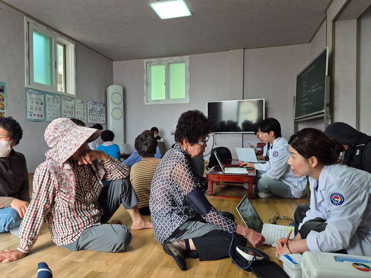 지난달 23일 오후 경남 통영시 사량도에 있는 돈지마을회관에서 병원선(경남 511호) 의료진이 섬 주민들을 진료, 처방하고 있다. 안대훈 기자