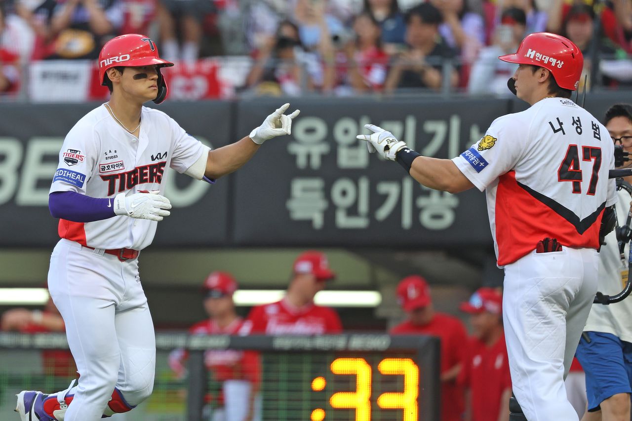 뜨거운 김도영, 24·25호 폭발...홈런 단독 1위 도약   (서울=연합뉴스) 김도영(KIA 타이거즈)이 홈런 두 방을 몰아치며 단독 선두로 나섰다.   김도영은 30일 광주 기아챔피언스필드에서 열린 2026 신한 SOL KBO리그 SSG 랜더스와 홈경기에서 시즌 24호와 25호 홈런을 잇달아 쏘아 올렸다. 사진은 이날 경기에서 홈런을 친 뒤 세리머니를 하는 김도영. 2026.6.30 [KIA 타이거즈 제공. 재판매 및 DB 금지]   photo@yna.co.kr (끝)  〈저작권자(c) 연합뉴스, 무단 전재-재배포, AI 학습 및 활용 금지〉