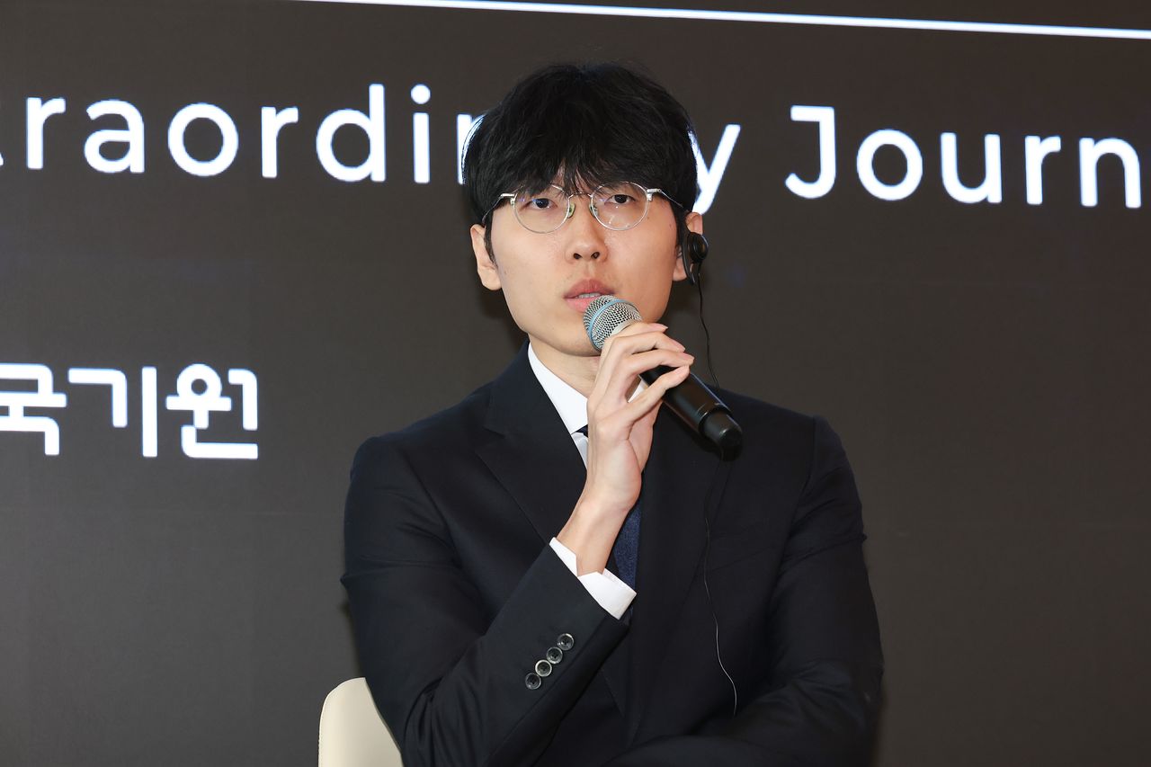 세계 최강 신진서 9단이 인공지능에 2점 접바둑으로 도전한다. 사진은 지난 4월 알파고 10주년 행사 때 신진서가 인터뷰하는 장면. 우상조 기자