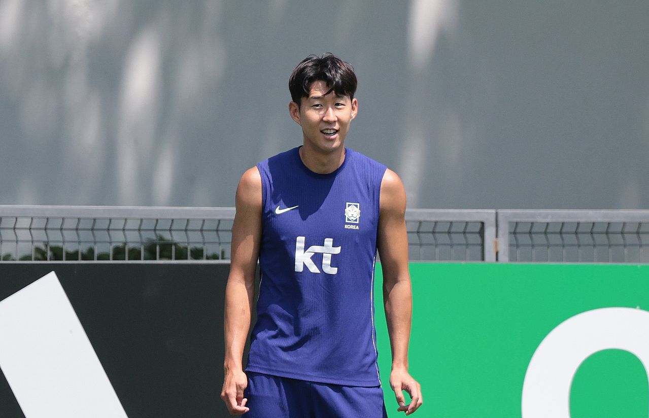 한국 축구 국가대표팀 주장 손흥민이 27일(현지시간) 멕시코 과달라하라 인근 사포판 치바스 바예 베르데 훈련장에 마련된 베이스캠프에서 훈련을 하고 있다. 뉴스1