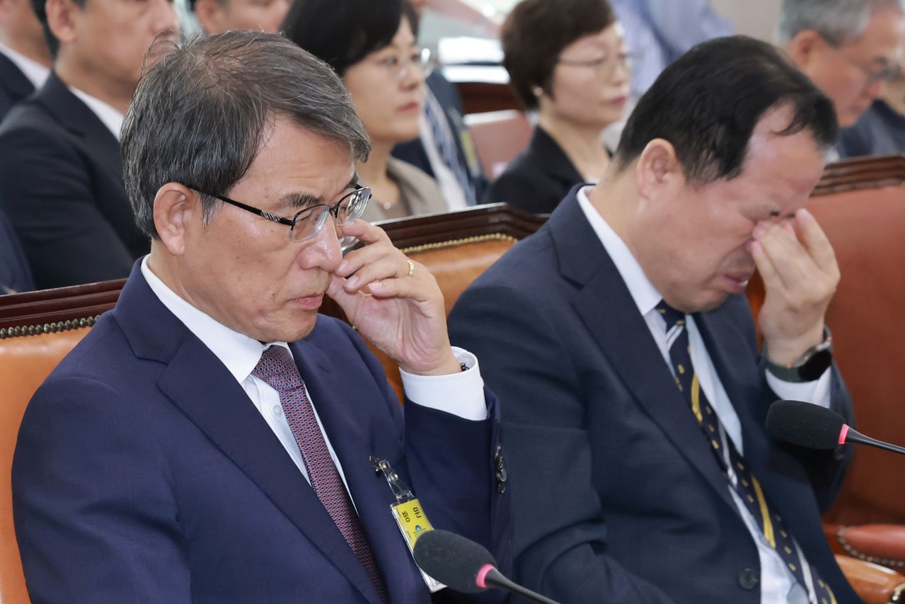 1일 노태악 전 중앙선거관리위원장(왼쪽)과 중앙선관위원장 직무대행인 위철환 상임위원이 국회에서 열린 '제9회 전국동시지방선거 투표용지 부족 사태 등 국민 참정권 침해 진상규명 및 선거관리 개혁을 위한 국정조사 특별위원회' 제3차 전체회의에 참석했다. 연합뉴스