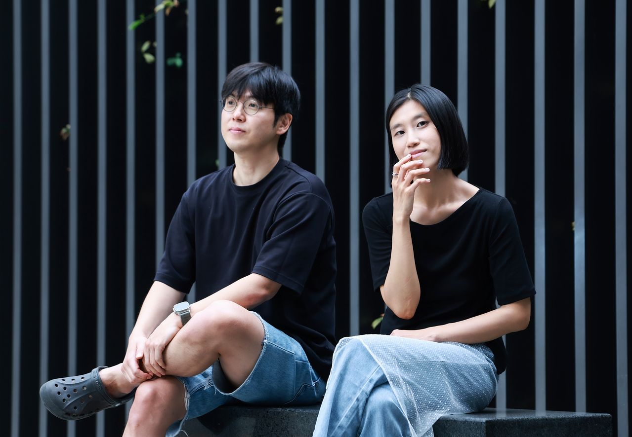 지난달 17일 만난 매드클라운(왼쪽)과 이제야. 이제야 시인은 “맞춰입지 않았는데 드레스 코드가 같다”며 웃었다. 권혁재 사진전문기자