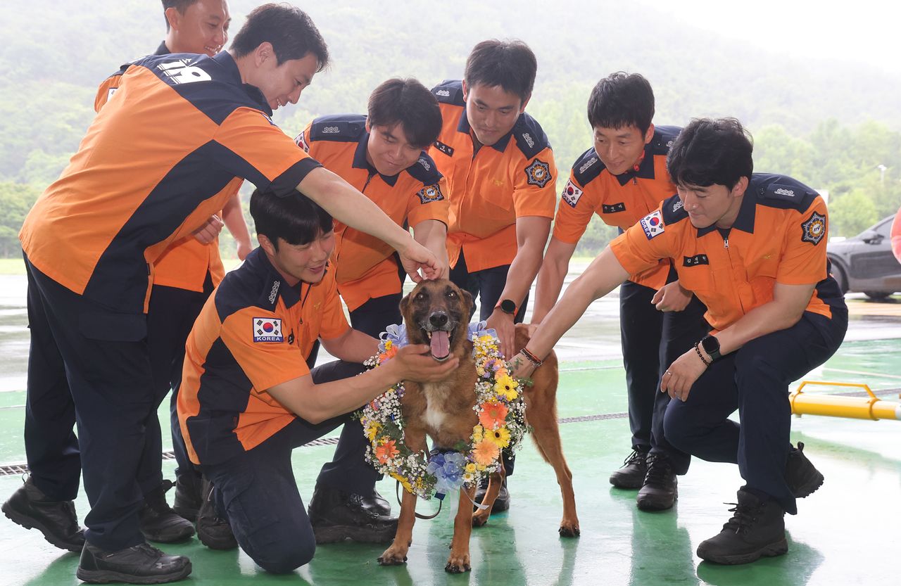 부산119특수대응단 구조대원들이 1일 은퇴하는 충성과 작별 인사를 하고 있다. 송봉근 객원기자 
