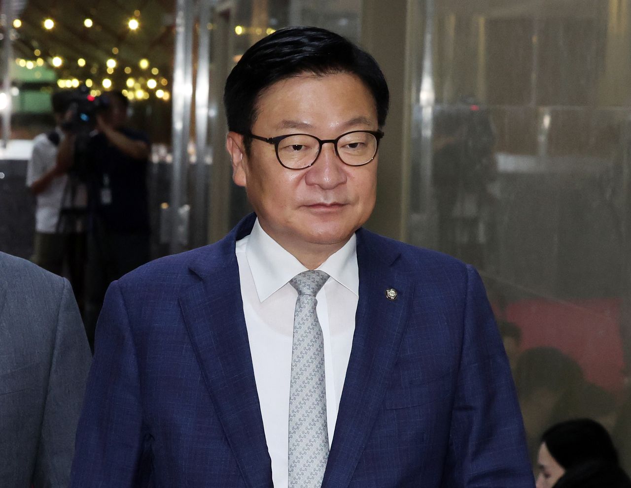 정점식 국민의힘 원내대표가 지난달 30일 오후 서울 여의도 국회에서 국회의장과 여야 원내대표 회동을 위해 이동하고 있다. 뉴스1