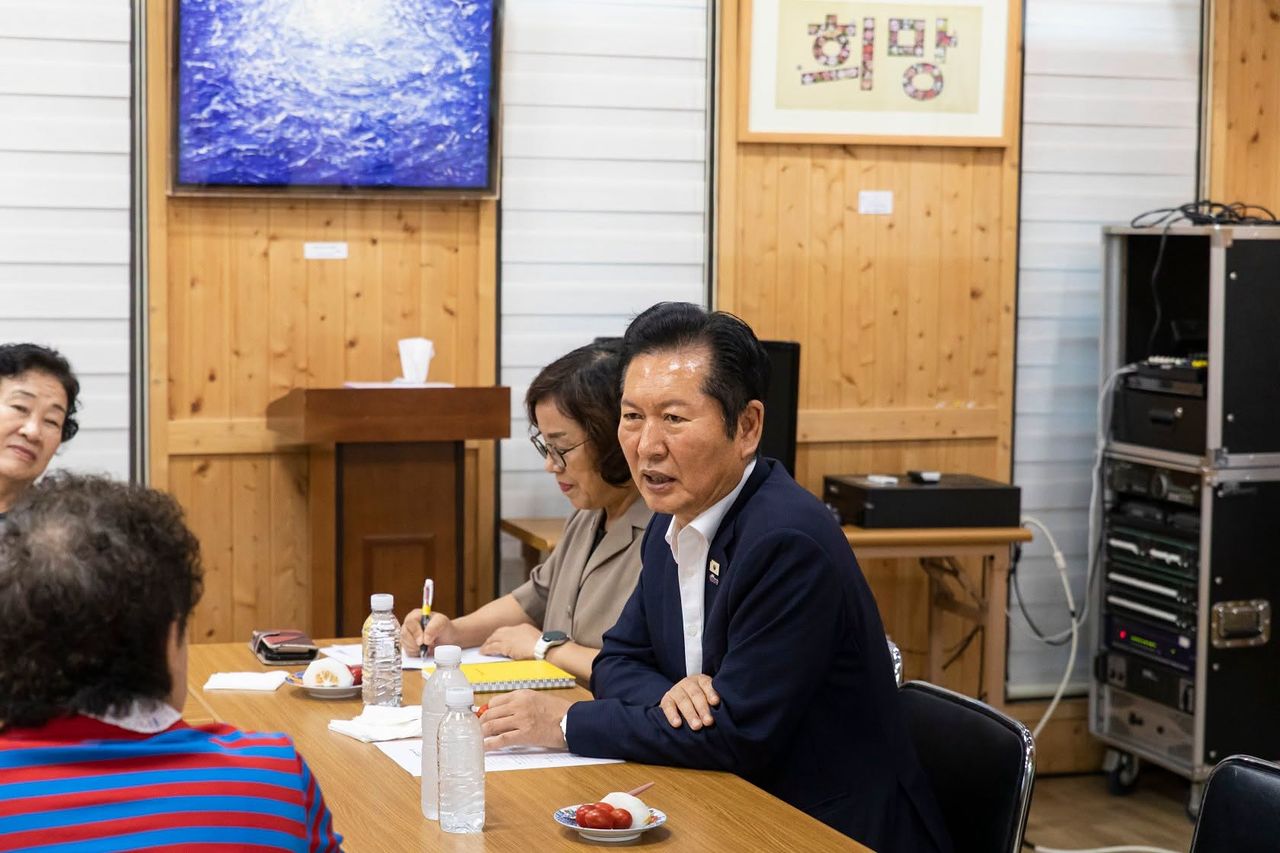 정청래 전 더불어민주당 대표가 2일 전남광주통합특별시 남구 오월어머니집을 방문해 간담회를 하고 있다.연합뉴스 