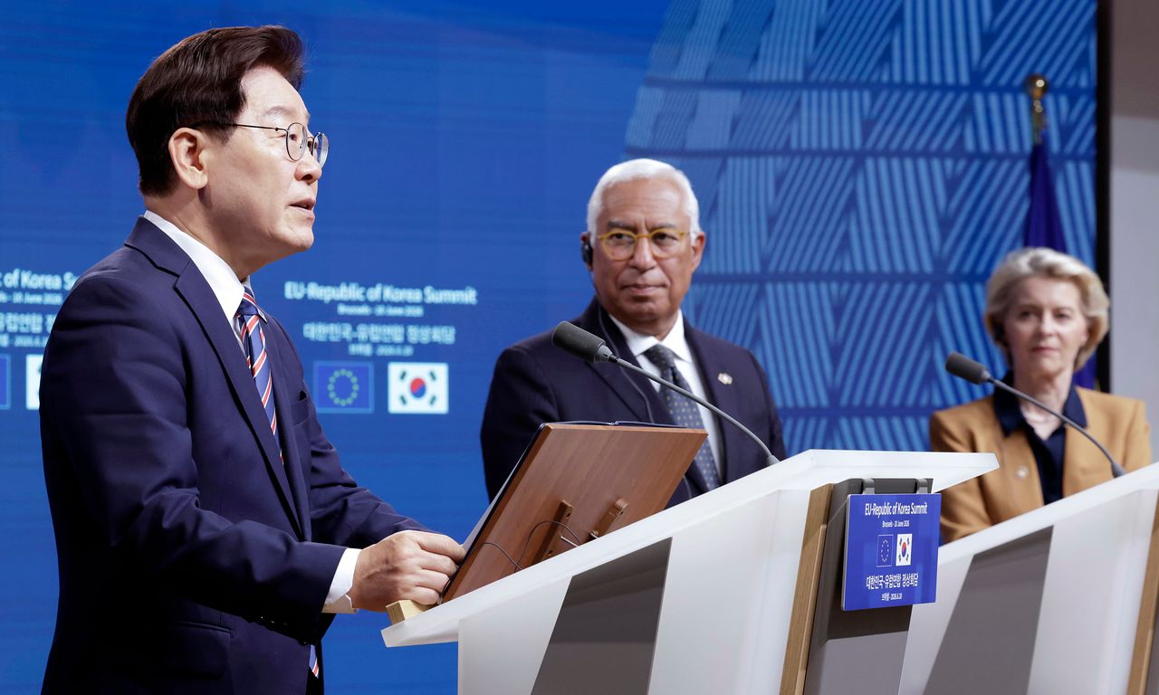 이재명 대통령과 안토니우 코스타 유럽연합(EU) 정상회의 상임의장, 우르술라 폰 데어 라이엔 EU 집행위원장이 지난달 10일(현지시간) 벨기에 브뤼셀 EU 이사회에서 공동언론발표를 하고 있다. 뉴스1
