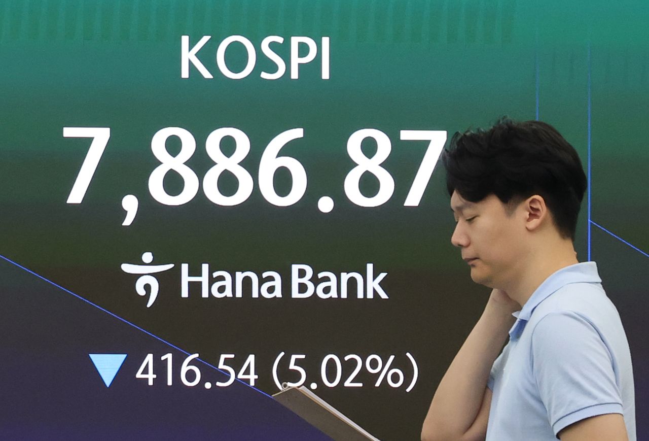  코스피가 급락 출발한 2일 서울 중구 하나은행 딜링룸 현황판에 코스피가 표시되고 있다. 연합뉴스