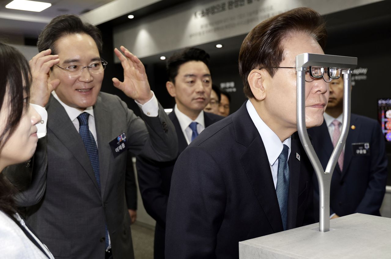 이재명 대통령이 2일 충남 아산시에서 열린 충청권 첨단산업 발전비전 국민보고회에서 AR 글래스를 체험하고 있다. 연합뉴스