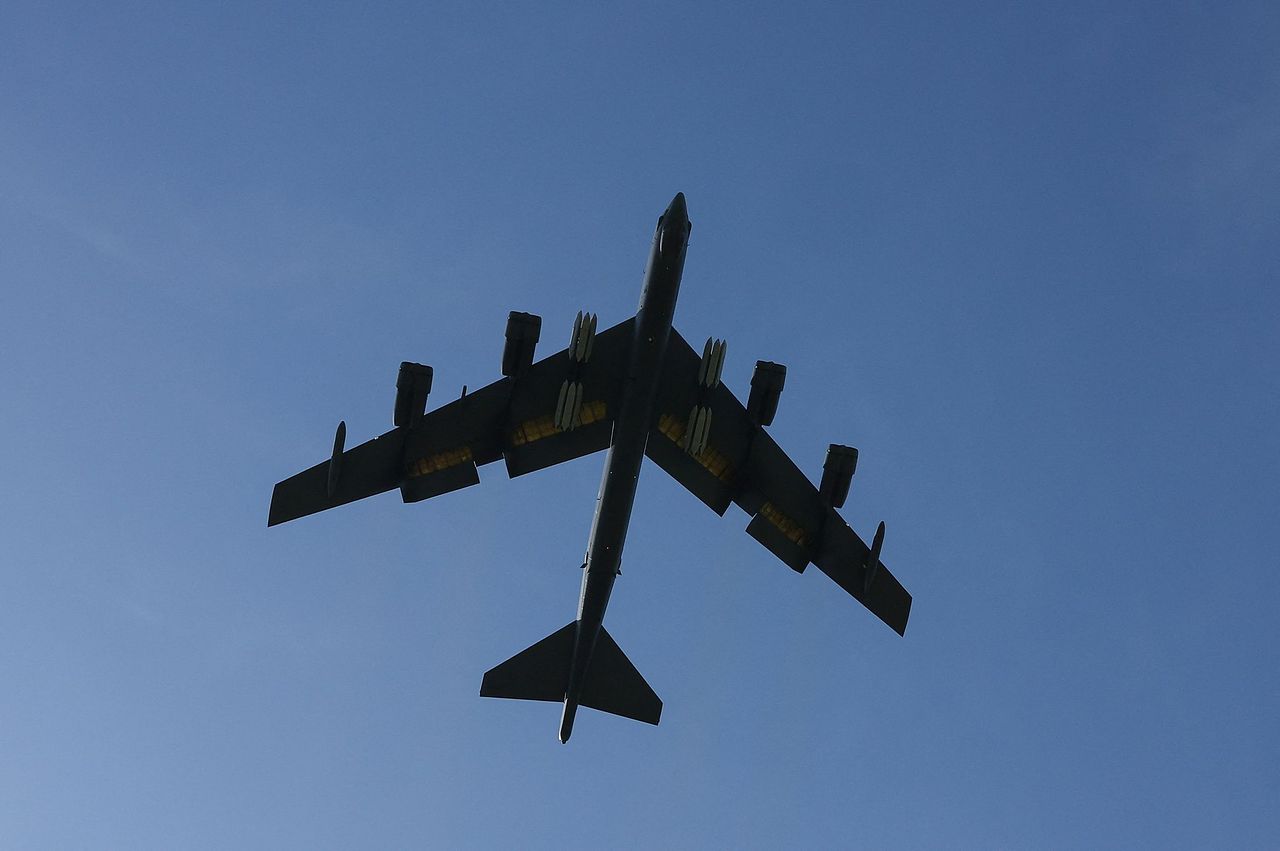 지난 4월 7일(현지시간) 미국ㆍ이스라엘이 이란과 대립하는 가운데 탄약을 탑재한 미국 공군(USAF)의 B-52 스트라토포트리스 폭격기가 영국 글로스터셔주 페어포드 공군 기지에서 이륙하고 있다. 로이터=연합뉴스 