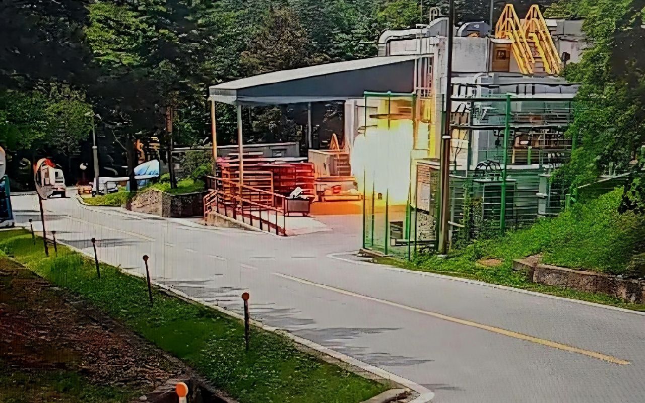 지난달 1일 오전 발생한 대전 유성구 한화에어로스페이스 대전사업장 56동 세척실 폭발 순간을 담은 외부 폐쇄회로(CC)TV 영상 캡처 사진. 연합뉴스 