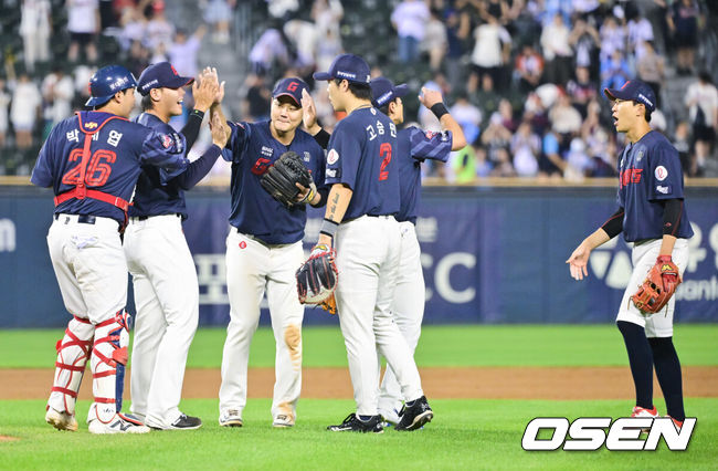 [OSEN=잠실, 박준형 기자] 롯데가 최준용의 블론세이브를 딛고천신만고 끝 승리를 쟁취했다.프로야구 롯데 자이언츠는 1일 서울 잠실구장에서 열린 2026 신한 SOL KBO리그 두산 베어스와의 시즌 11차전에서 연장 접전 끝 5-2로 승리했다.   경기종료 후 롯데 선수들이 승리의 기쁨을 나누고 있다.  2026.07.01 / soul1014@osen.co.kr