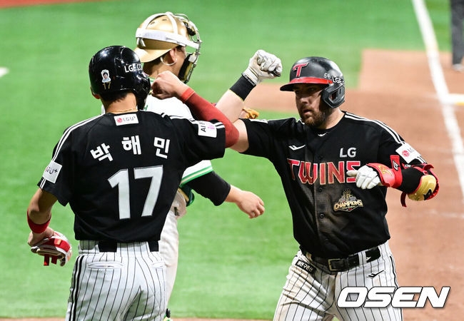 [OSEN=고척, 지형준 기자] 프로야구 LG 트윈스가 키움 히어로즈를 꺾고 2연패에서 벗어났다.LG는1일 서울 고척 스카이돔에서 열린 2026 KBO리그 키움과 경기에서 10-4로 승리했다. 오스틴이 투런 홈런 2방을 터뜨리며 홈런 단독 1위가 됐다. 문성주는 시즌 마수걸이 홈런을 기록했다. 천성호가 대타로 나와 결승타의 주인공이 됐다.9회초 2사 1루에서 LG 오스틴이 중월 투런포를 날리며 박해민과 기뻐하고 있다. 2026.07.01 / jpnews@osen.co.kr