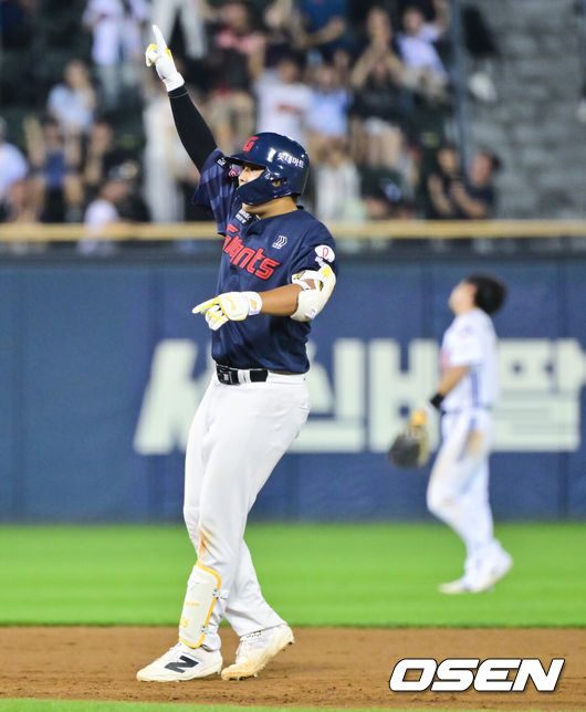 [OSEN=잠실, 박준형 기자] 1일 서울 잠실야구장에서 2026 신한 SOL KBO리그 두산 베어스와 롯데 자이언츠의 경기가 열렸다.이날 두산은 벤자민(4승 6패)을, 롯데는 로드리게스(4승 5패)를 선발로 내세웠다.연장 10회초 2사 1,2루 롯데 박재엽이 2타점 적시타를 날리고 환호하고 있다.      2026.07.01 / soul1014@osen.co.kr
