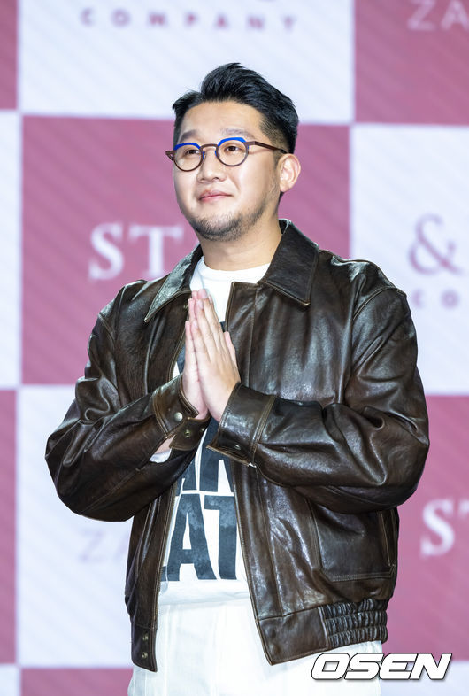 [OSEN=박준형 기자] 3일 오후 서울 일지아트홀에서 ‘어반자카파(URBAN ZAKAPA)’EP앨범‘STAY’관련 음감회가 진행됐다.2021년 EP 앨범 이후 4년 만의 반가운 컴백이다. 이번 어반자카파의 ‘스테이’는 팝, 알앤비, 발라드, 모던록 등 다양한 장르를 정교하게 융합해 단순 여러 장르를 나열한 집합의 곡이 아니라 하나의 서사적 흐름을 지닌 작품의 곡으로 다채로운 장르를 녹여낸 팝음악을 선보일 예정이다.어반자카파 박용인이 포즈를 취하고 있다. 2025.11.03 / soul1014@osen.co.kr