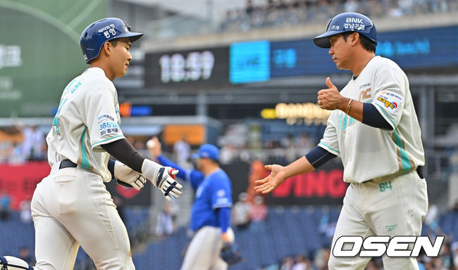 [OSEN=창원, 이석우 기자] 1일 창원NC파크에서 2026 신한 SOL KBO 리그 NC 다이노스와 삼성 라이온즈의 경기가 열렸다. 홈팀 NC는 토다가, 방문팀 삼성은 후라도가 선발 출전했다. NC 다이노스 김휘집이 2회말 중월 홈런을 치고 하이파이브를 하고 있다. 2026.07.01 / foto0307@osen.co.kr