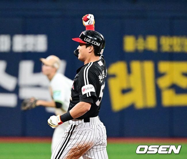 [OSEN=고척, 지형준 기자]8회초 1사 1,2루에서 LG 천성호가 1타점 적시타를 날리며 기뻐하고 있다. 2026.07.01 / jpnews@osen.co.kr