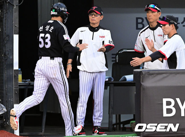 [OSEN=수원, 조은정 기자]3일 오후 수원KT위즈파크에서  '2026 신한 SOL Bank KBO리그'KT 위즈와 LG 트윈스의 경기가 열렸다.이날 KT는 고영표를, LG는 이정용을 선발투수로 내세웠다.8회초 1사 2,3루에서 LG 천성호가 이영빈의 유격수 땅볼에 득점을 올리고 있다. 2026.06.03 /cej@osen.co.kr