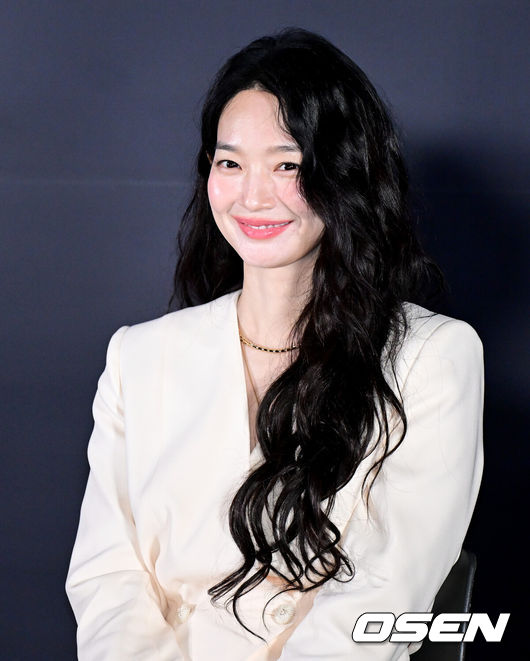 [OSEN=최규한 기자] 15일 오후 서울 용산 CGV에서 영화 ‘눈동자’(감독 염지호) 언론시사회 및 간담회가 열렸다.영화 '눈동자'는 유전병으로 시력을 점점 잃어가고 있는 서진이 쌍둥이 동생의 죽음을 둘러싼 의혹을 파헤치다 그 실체와 마주하게 되는 서스펜스 스릴러다.배우 신민아가 인사말을 준비하며 미소짓고 있다. 2026.06.15 / dreamer@osen.co.kr