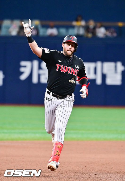 [OSEN=고척, 박준형 기자] 2일 오후 서울 고척스카이돔에서 2026 신한 SOL KBO리그 키움 히어로즈와 LG 트윈스의 경기가 열렸다. 5회초 1사 LG 오스틴이 재역전 솔로홈런을 날리고 베이스를 돌고 있다. 2026.07.02 / soul1014@osen.co.kr