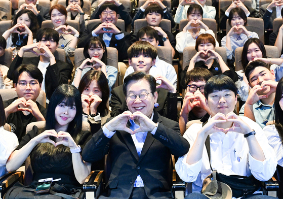 이재명 대통령이 지난해 5월 서울 마포 구름아래소극장에서 열린 2030 청년 소통공감 토크콘서트에서 단체 기념촬영을 하고 있다. 대통령실사진기자단