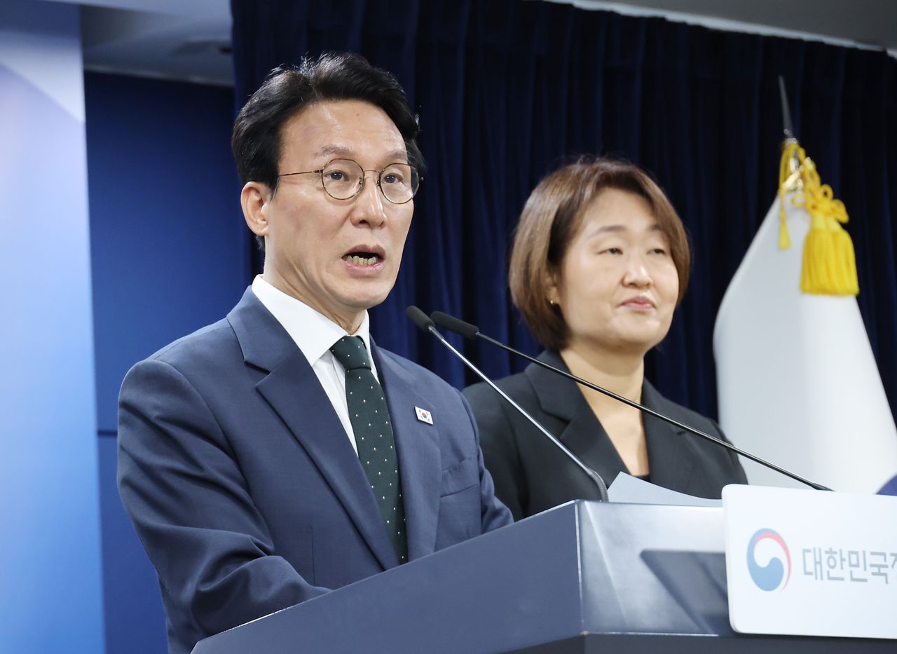 김민석 국무총리가 지난달 25일 서울 종로구 정부서울청사에서 열린 검찰개혁 관련 현안 브리핑에서 ″검찰 보완수사권 폐지를 정부의 기본 입장으로 최종 정리했다″고 밝히고 있다. 연합뉴스