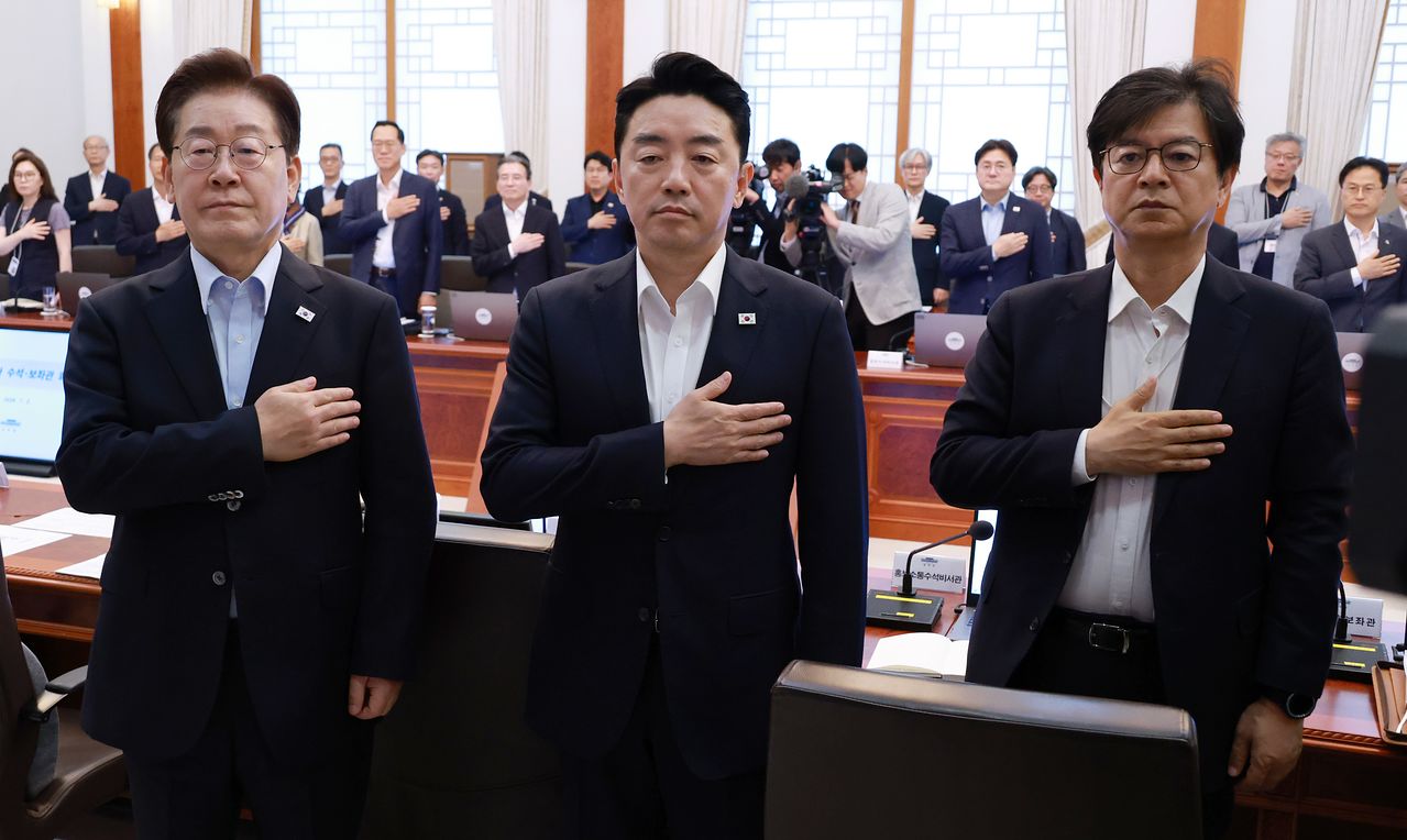 이재명 대통령이 2일 청와대에서 열린 수석보좌관회의에서 국기에 경례하고 있다. 연합뉴스
