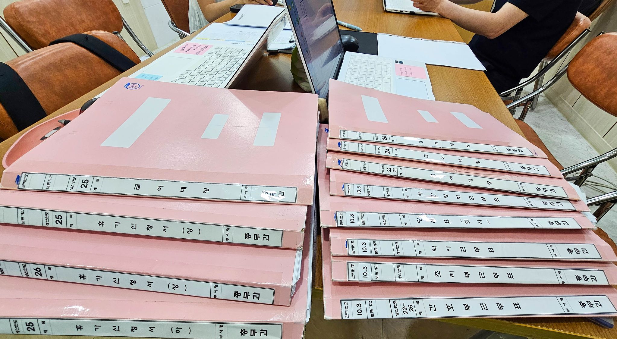 보건복지부 '비정상·가짜진료 행정조사반' 사무실에서 조사반 직원들이 병원 자료를 분석하고 있다. 장정필 객원기자