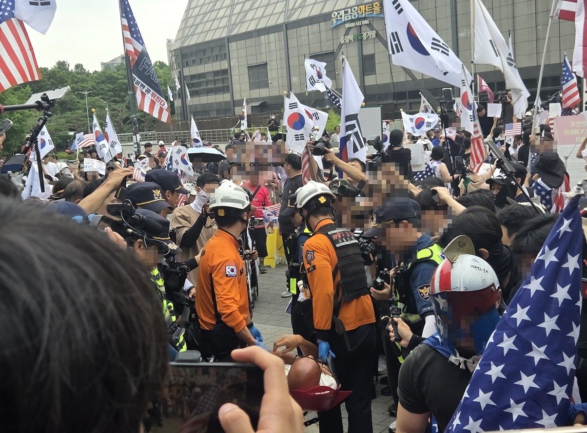 119 구조대에 실려 나가는 잠실 개표소 봉쇄 시위 참가자 모습. 연합뉴스