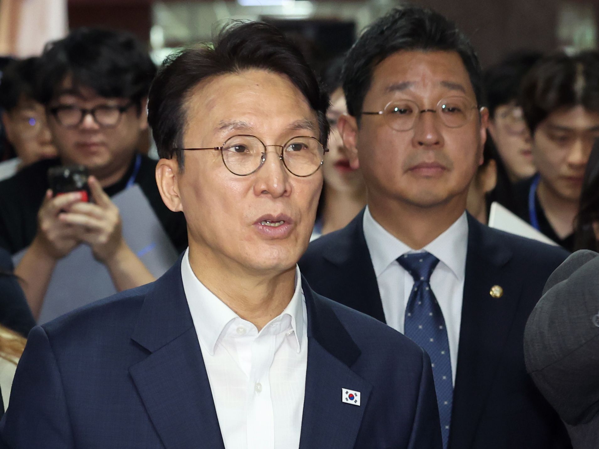 김민석 전 국무총리가 1일 오후 서울 여의도 국회로 들어서고 있다. 이날 이임식을 마치고 국회로 복귀한 김 전 총리는 중앙당과 국회 본청, 소통관, 의원회관 등을 찾아 당직자 등에게 복귀 인사를 전할 예정이다. 뉴스1