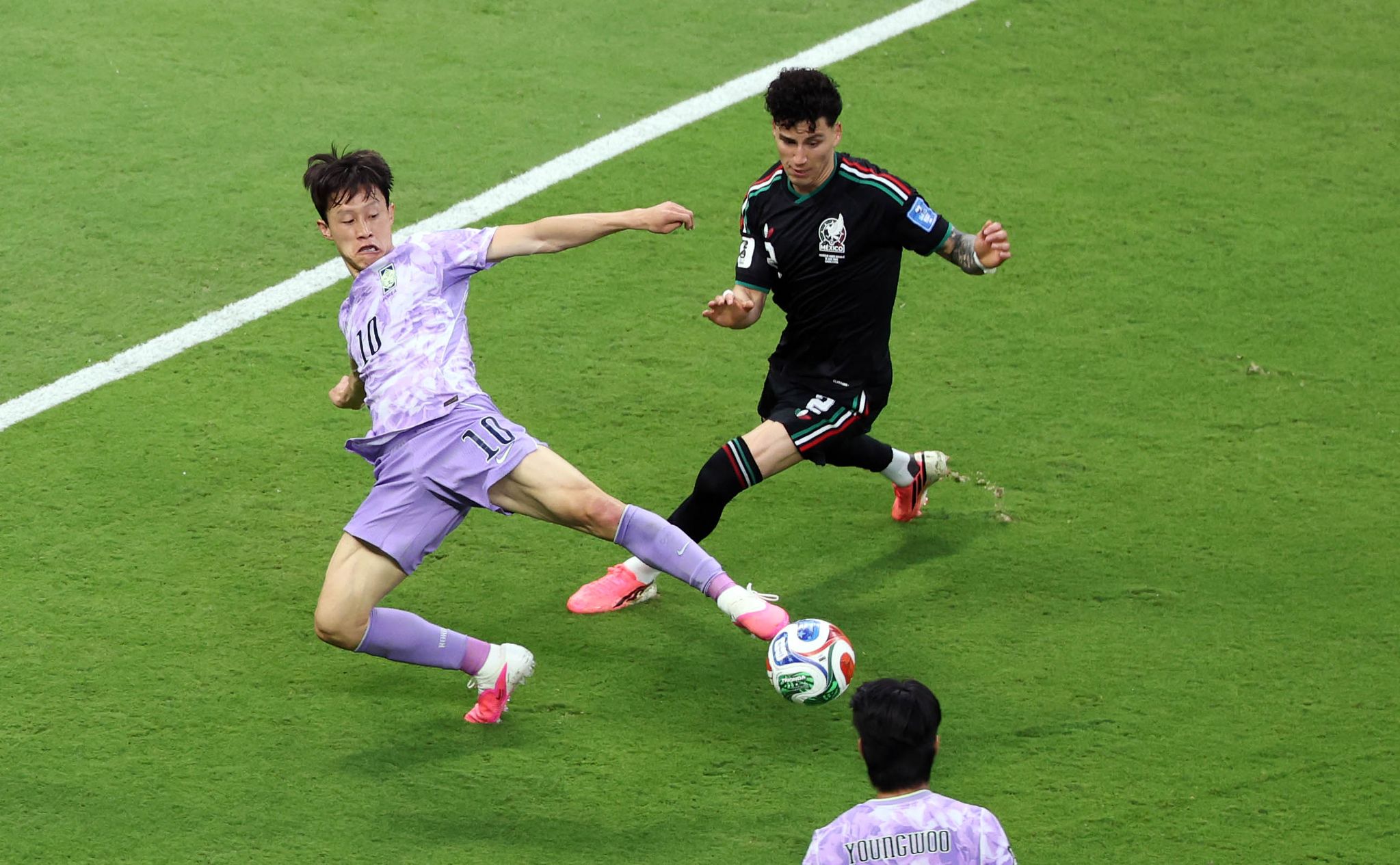 축구대표팀 이재성(왼쪽)이 멕시코전에서 공을 따내고 있다. 강정현 기자