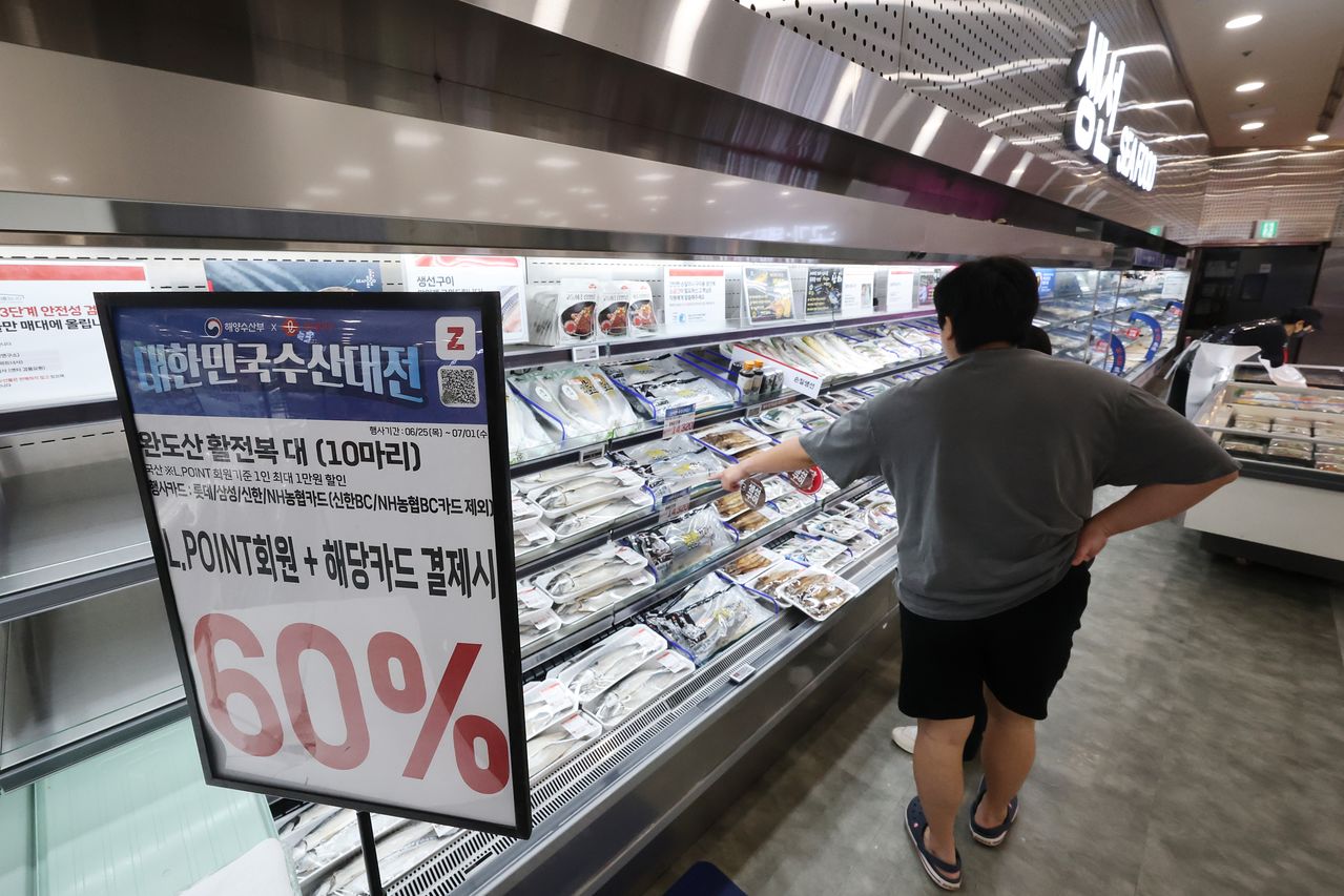 재경부는 지난달 26일 1조원을 투입해 여름 물가에 대응하겠다고 밝혔다. 3500억원 규모로 농축수산물 할인 행사를 대부분 품목에 추진한다. 사진은 서울의 한 대형마트 농축수산물 코너. 연합뉴스