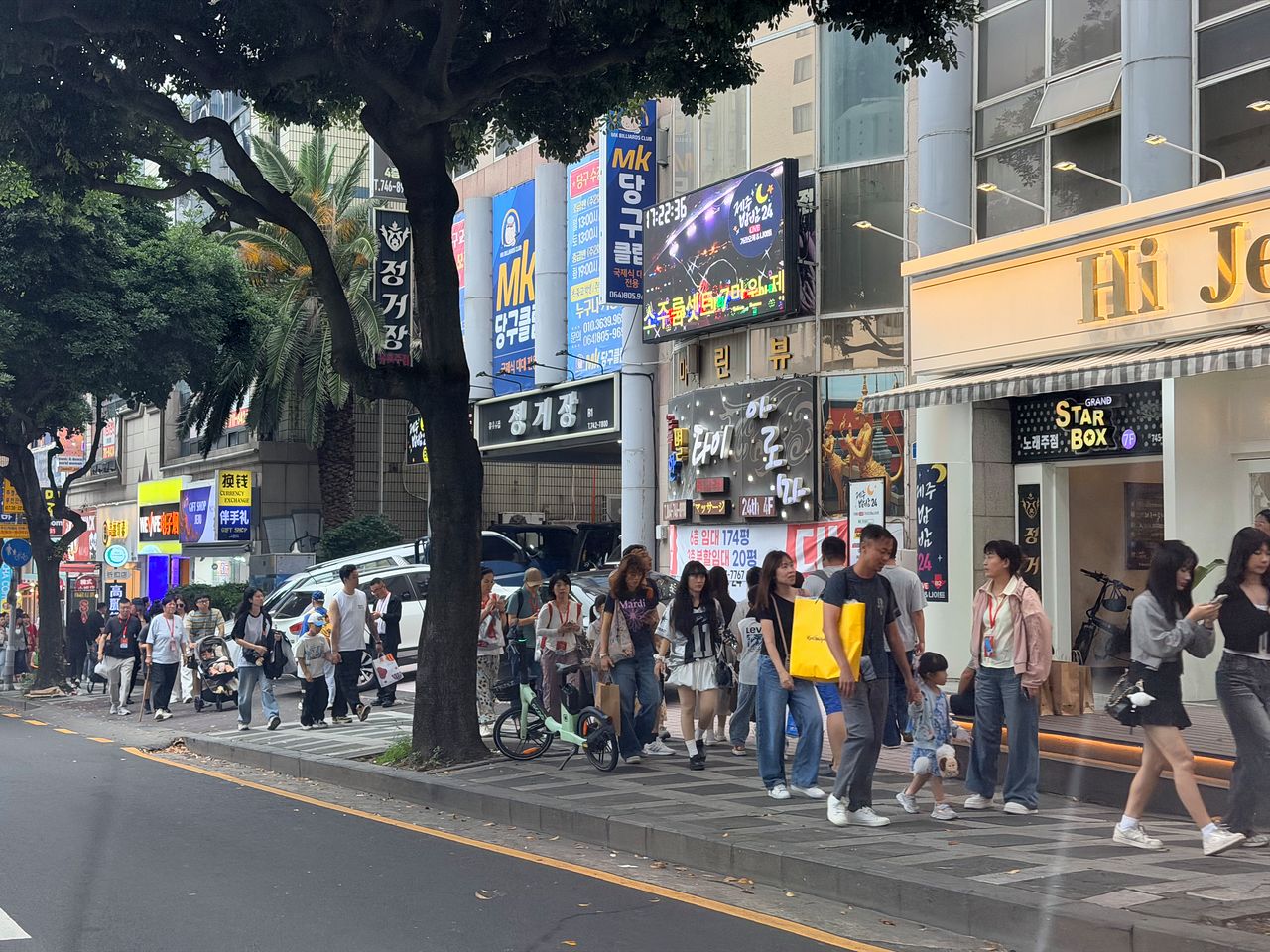 지난달 30일 제주시 연동 신라면세점 제주점 인근 가로수길을 가득 채우고 있는 중화권 관광객들. 최충일 기자