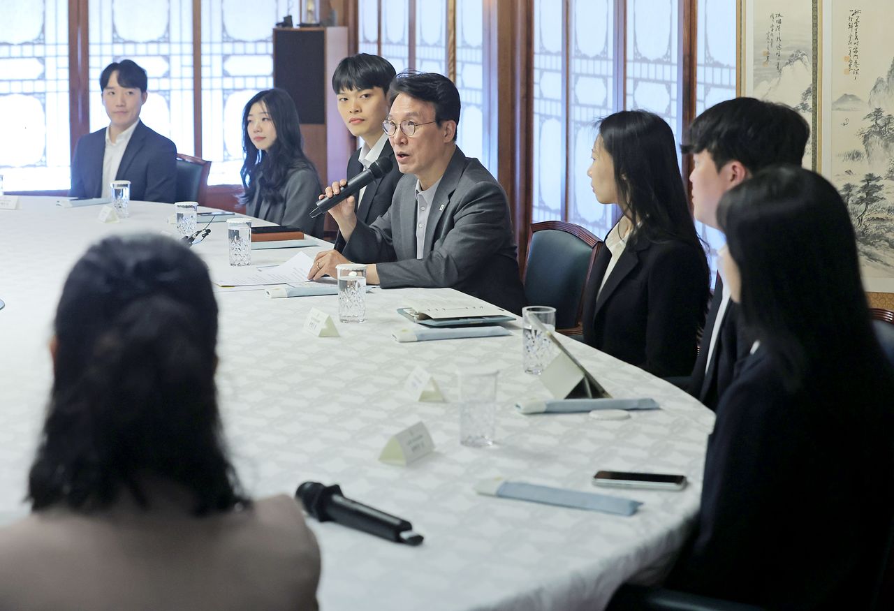 지난 4월 김민석 당시 국무총리가 서울 종로구 삼청동 총리공관에서 열린 청년보좌역 간담회에서 인사말을 하고 있다. 연합뉴스