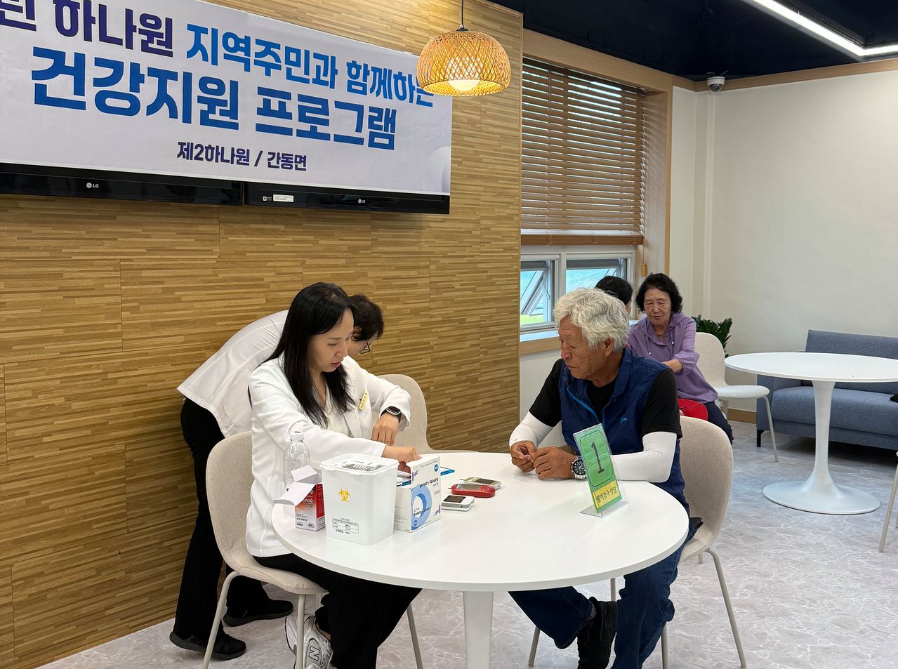 통일부 하나원 화천분소가 2일 지역 주민들을 대상으로 건강지원 프로그램을 진행하는 모습. 사진 통일부 