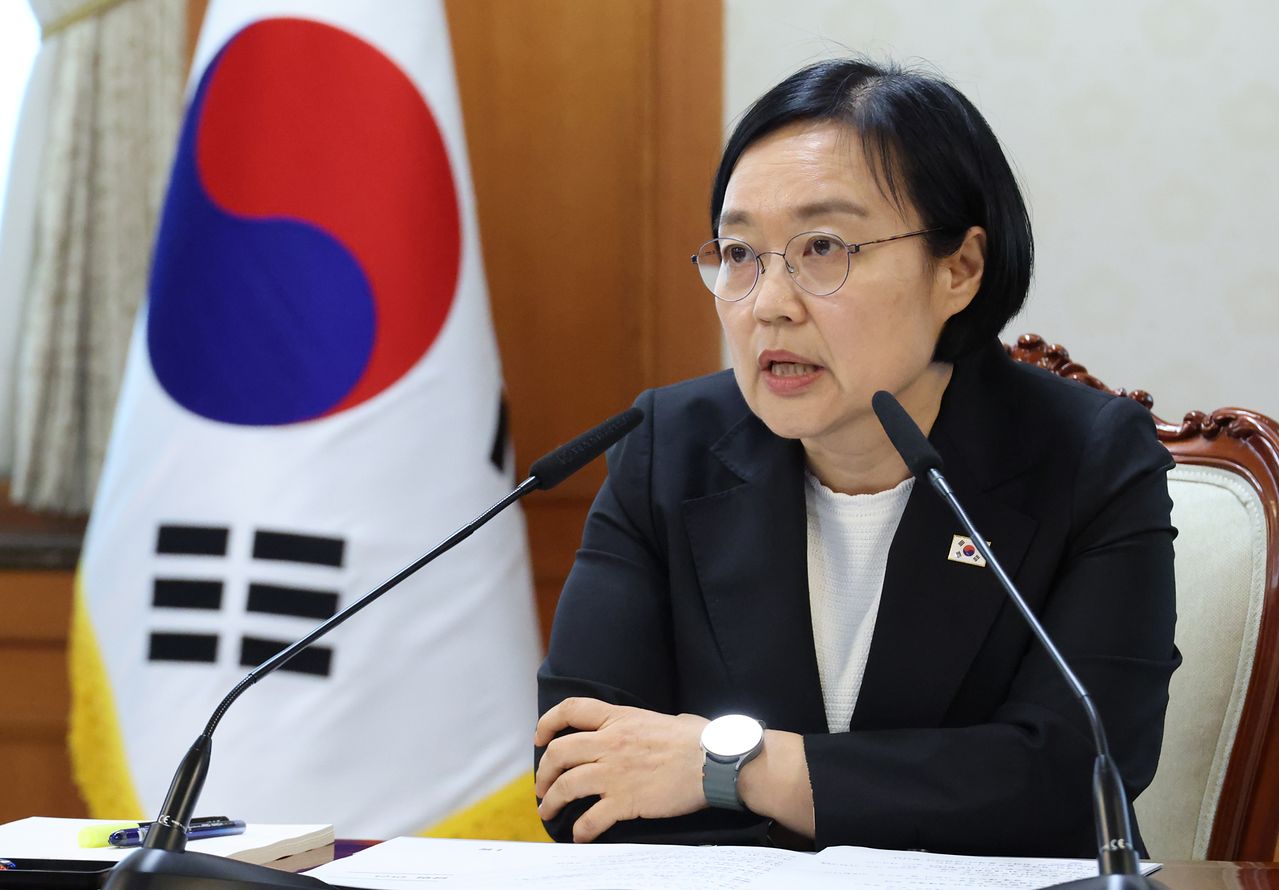 한성숙 국무총리가 1일 서울 종로구 정부서울청사에서 열린 인공지능(AI) 관계장관 간담회를 주재하고 있다. 연합뉴스