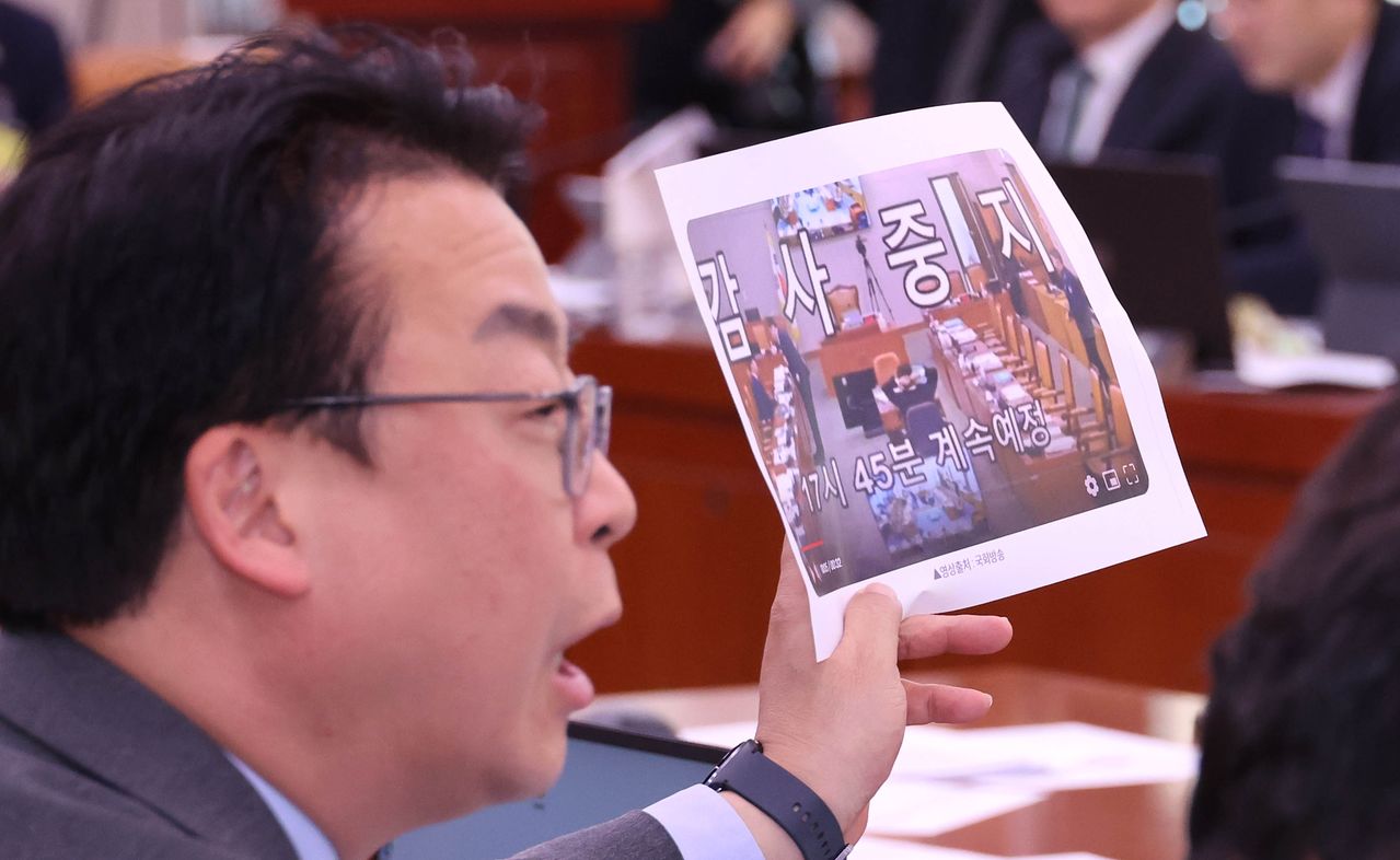 곽규택 국민의힘 의원이 지난 4월 7일 국회에서 열린 윤석열 정권 정치검찰 조작기소 의혹사건 진상규명 국정조사특별위원회 전체회의에서 이화영 전 경기도 평화부지사와 더불어민주당 의원이 대화하는 사진을 들고 발언하고 있다. 임현동 기자.