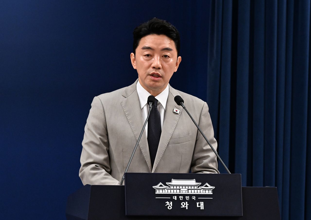 강훈식 대통령비서실장이 지난달 21일 청와대 춘추관에서 인사관련 브리핑을 하고 있다. 연합뉴스
