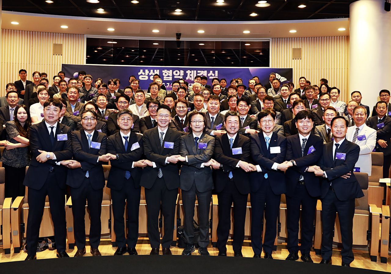 2일 서울 중구 SKT타워에서 열린 ‘SK-1·2·3차 협력사 간 상생 협약’ 체결식에서 참석자들이 기념촬영하고 있다. 앞줄 왼쪽 세번째부터 정재헌 SK텔레콤 최고경영자(CEO), 최창원 SK수펙스추구협의회 의장, 주병기 공정거래위원장, 지동섭 SK수펙스추구협의회 SV위원장, 안현 SK하이닉스 사장. 사진 SK수펙스추구협의회