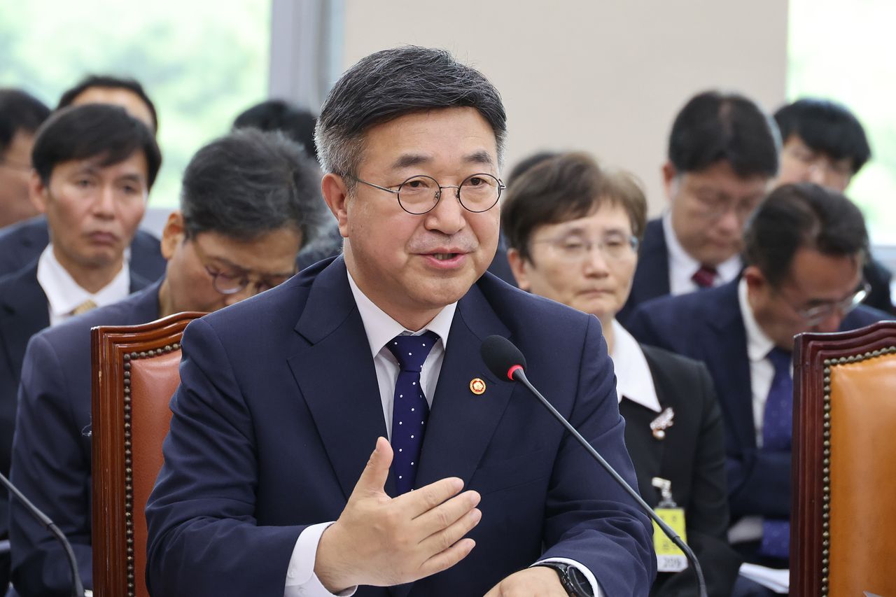 윤호중 행정안전부 장관이 1일 서울 여의도 국회에서 열린 제9회전국동시지방선거투표용지부족 사태 등 국민참정권침해진상규명 및 선거관리개혁을 위한 국정조사 특별위원회에서 의원 질의에 답변하고 있다. 뉴스1