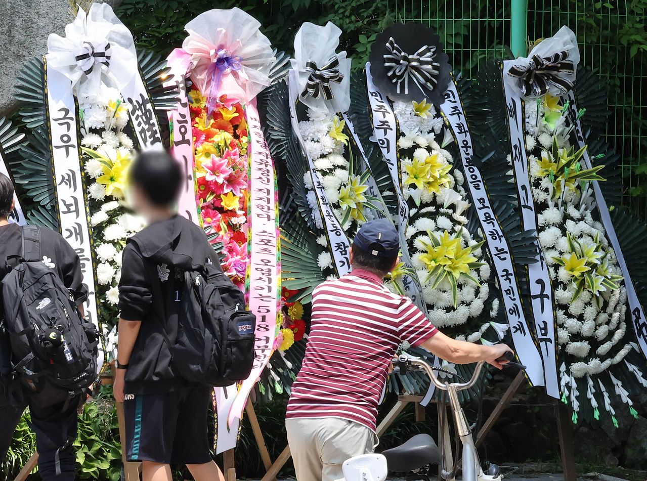 1일 서울 강동구 배재고 앞에 근조화환이 놓여 있다. 배재고 야구부 일부 학생 선수들은 지난달 29일 서울 목동구장에서 광주제일고와 경기 중 "스타벅스 가야지", "탱크 데이"라는 구호를 외쳤다. 연합뉴스