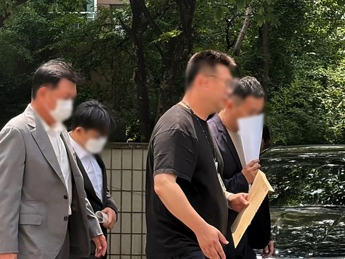 ‘주가조작 패가망신 1호’ 사건 피의자들이 1일 서울남부지법에서 구속 전 피의자 심문(영장실질심사)을 받기 위해 법원으로 들어서고 있다. 연합뉴스